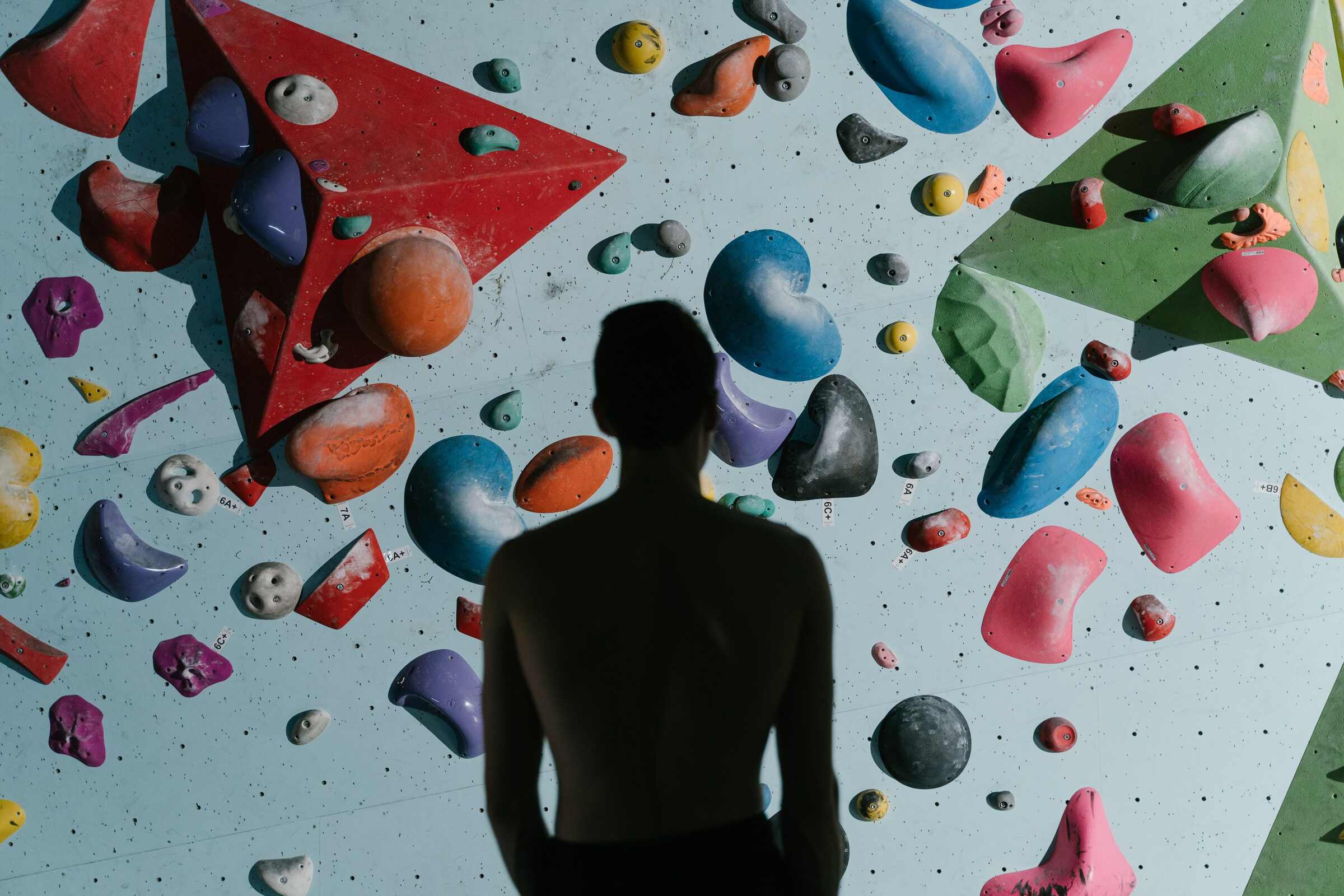 Boulderhalle am Abend mit warmer Beleuchtung während der Bouldernacht
