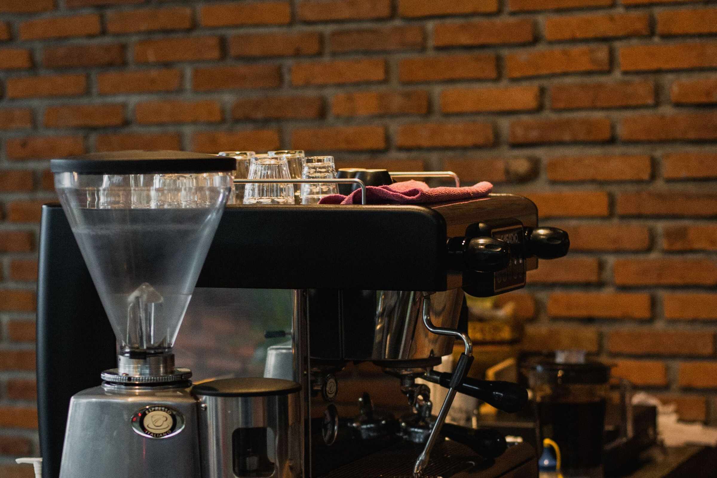Cafetheke mit Siebträgermaschine am Rand der Boulderhalle
