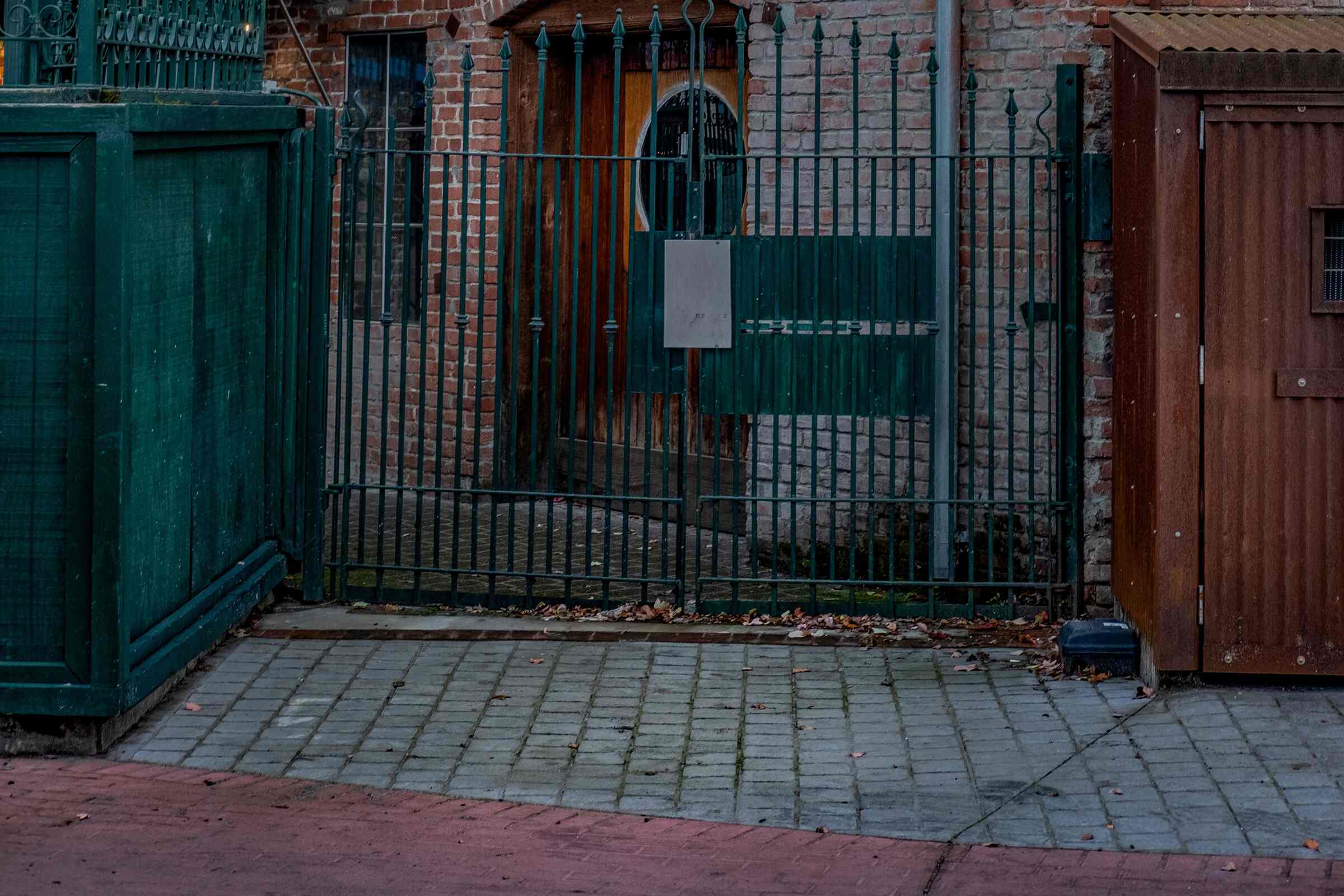 Eingangstor der Fabrikhalle mit Hof und Fahrradständern
