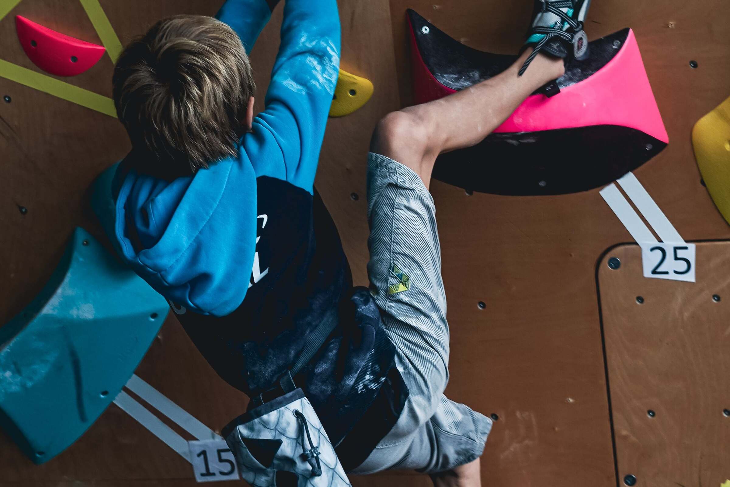 Niedrige Kletterwand für Kinder mit großen Griffen und dicker Fallschutzmatte